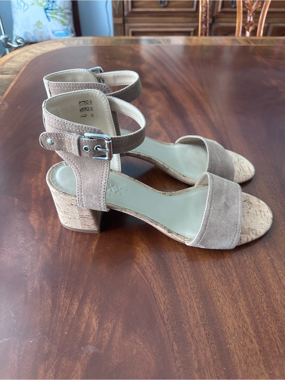 The Flexx TGIF sandals in tan suede block cork heels size 11